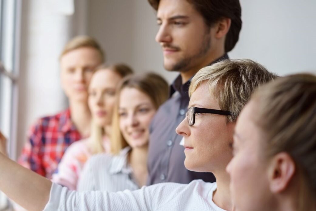 Digitale Weiterbildung 2020/2021: von Euphorie zum Webinar-Frust - Personalentwickler und Führungskräfte konzentrieren sich auf Kernthemen der betrieblichen Bildung